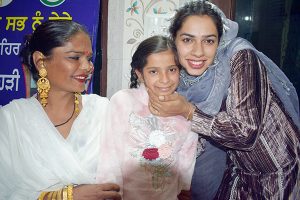 किन्नर समाज ने धूमधाम से मनाया बच्ची का जन्मदिन