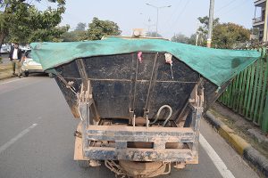 बिना नंबर प्लेट सडक़ पर ‘मौत’ बनकर दौड़ रहे निगम के वाहन