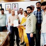 दिल्ली में छात्रों पर लाठीचार्ज के विरोध में जजपा का प्रदर्शन, प्रधानमंत्री के नाम उपायुक्त को सौंपा ज्ञापन