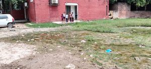 आंगनबाड़ी, क्रैच और डिस्पेंसरी के बाहर गंदा पानी जमा, मासूमों-मरीजों की सेहत पर मंडराया खतरा