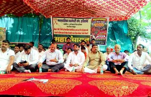 36 दिन से हड़ताल पर सफाई कर्मचारी, समर्थन में उतरी जेजेपी; राज्यपाल के नाम सौंपा ज्ञापन