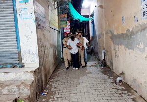 त्रिवेदी कैंप में सट्टे के अड्डे पर देर रात पुलिस की दबिश, करीब दर्जनभर लोग हिरासत में
